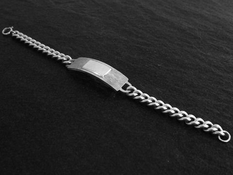 Silberarmband zeitlos 20,5 cm Panzer mit Gravurplatte, Hersteller Juwelier Harnisch, für Männer, elegantes Design auf schwarzem Hintergrund, ideal als Geschenk oder für den Alltag.