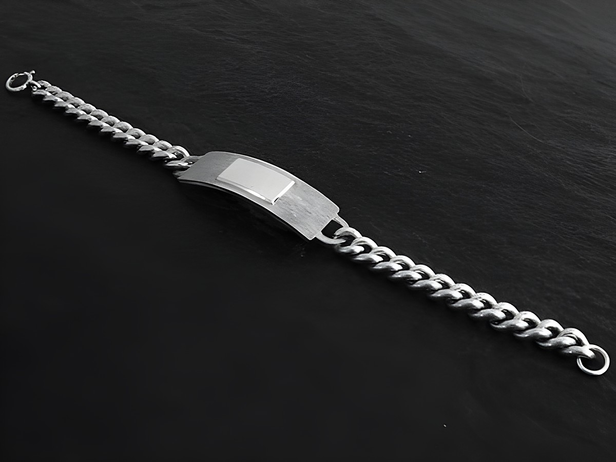 Silberarmband zeitlos 20,5 cm Panzer mit Gravurplatte, Hersteller Juwelier Harnisch, für Männer, elegantes Design auf schwarzem Hintergrund, ideal als Geschenk oder für den Alltag.