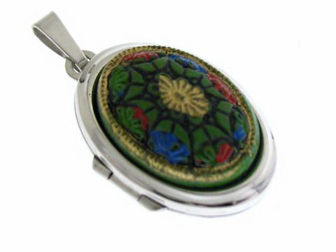 Green line Medaillon mit Cabochon aus Sterling Silber rhodiniert, hergestellt von Juwelier Harnisch, mit filigranem Muster in Grün, Blau, Rot und Gold. Ideal als Schmuckstück für besondere Anlässe.