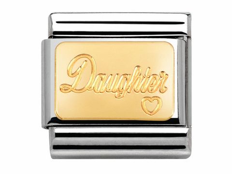 Classic Namensschild für Tochter aus glänzendem Gold mit dem Schriftzug Daughter und Herzmotiv auf einem silbernen Hintergrund von Nomination.
