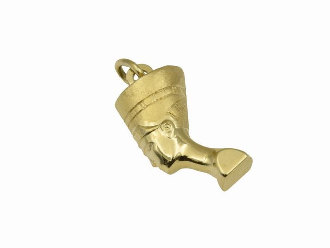 Nofretete Anhänger aus 585 Gelbgold, poliert und mattiert, mit detaillierter Darstellung des Kopfes der Nofretete, hergestellt von Juwelier Harnisch in Ägypten.