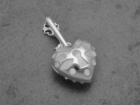 Herz Anhänger aus rhodiniertem Sterling Silber mit rotem und schwarzem Lack, Hersteller Juwelier Harnisch, plastisch gestaltet. Ideal für eine romantische Note.