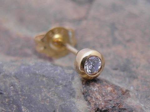 47069-0 Ein unisex Ohrstecker aus 585er Gold in eleganter Form mit Brillant, Hersteller Juwelier Harnisch, Einzelstück. Ideal für stilbewusste Träger.