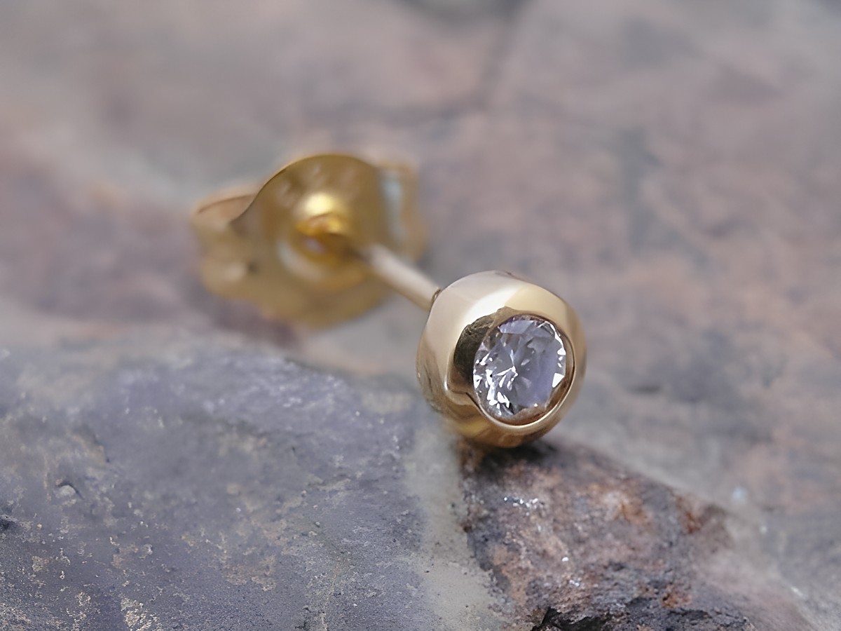 Ein unisex Ohrstecker aus 585er Gold in eleganter Form mit Brillant, Hersteller Juwelier Harnisch, Einzelstück. Ideal für stilbewusste Träger.
