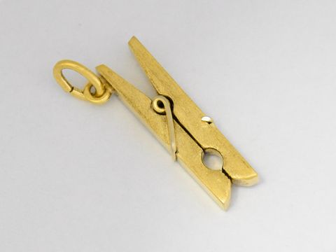 Gold Anhänger in Form einer Wäscheklammer, mattiert, aus Gold 333, Hersteller: Juwelier Harnisch, ideal als kreative Ergänzung für Schmuck und Haushalt.