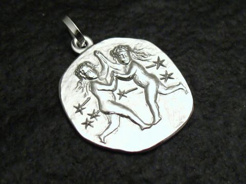 Zwillings-Sternzeichen Anhänger aus rhodiniertem Sterling Silber, gefertigt von Juwelier Harnisch, zeigt stilisierte Zwillinge, die tanzend um Sterne gruppiert sind.