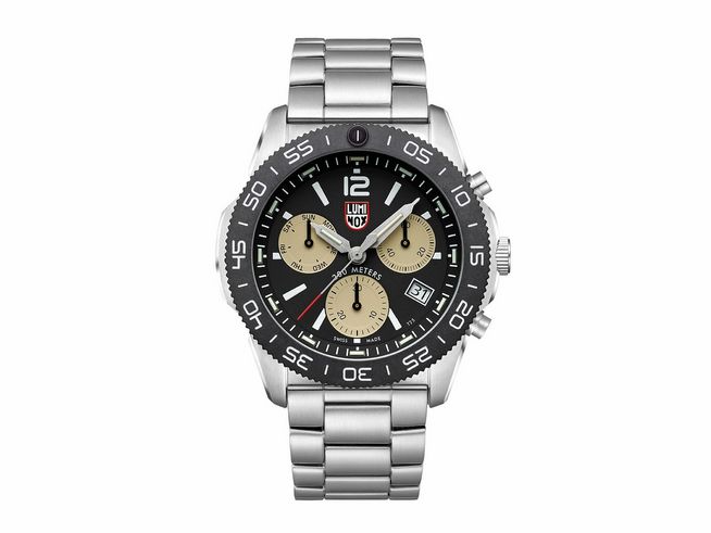 Luminox Uhr XS.3150.M - Pacific Diver Chrono - 44 mm mit schwarzem Ziffernblatt, goldenen Chrono-Ziffern, Edelstahlarmband und drehbarer Lünette, wasserdicht bis 300 Meter.