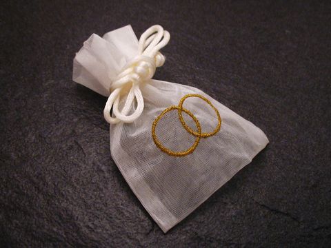 Transparenter Organza Beutel mit Ringen in gold, Maße 10 x 7 cm, ideal für Geschenke oder Aufbewahrung, Hersteller Juwelier Harnisch, stilvolle Präsentation.