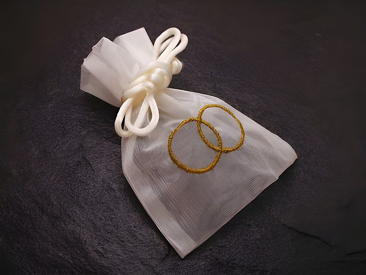 Transparenter Organza Beutel mit Ringen in gold, Maße 10 x 7 cm, ideal für Geschenke oder Aufbewahrung, Hersteller Juwelier Harnisch, stilvolle Präsentation.