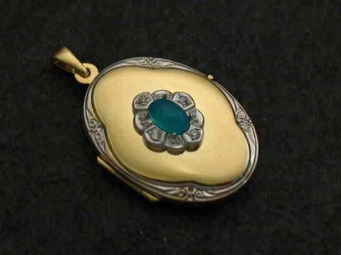 Achat hellblau Medaillon Cabochon Gold 333 bicolor von Juwelier Harnisch, verziert mit einer eleganten Fassung und glitzernden Steinen, ideal als edles Schmuckstück.