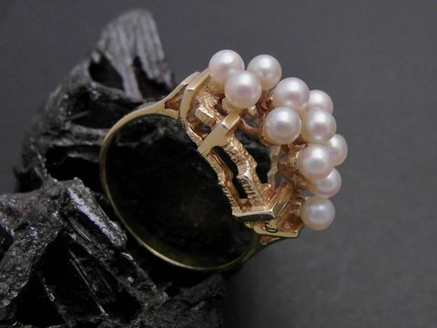Gold Perlen Ring mit Zuchtperlen von 3,2 mm, verarbeitet aus Gold 585, Größe 53, Hersteller Juwelier Harnisch, geeignet bis Größe 54/17,5, elegantes Design mit mehreren Perlen.