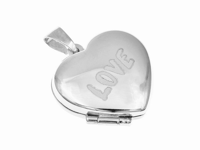 Medaillon Anhänger Love aus rhodiniertem Sterling Silber in Herzform, hergestellt von Juwelier Harnisch, glänzende Oberfläche mit eingraviertem Schriftzug LOVE.