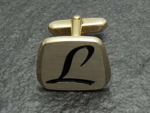 Vergoldete Manschettenknöpfe mit der Initiale L vom Juwelier Harnisch, elegantes Design für formelle Anlässe, ideal für den gepflegten Stil.