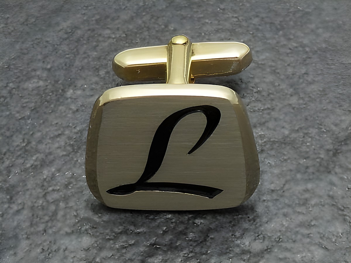 Vergoldete Manschettenknöpfe mit der Initiale L vom Juwelier Harnisch, elegantes Design für formelle Anlässe, ideal für den gepflegten Stil.