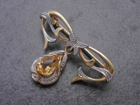 Gold Brosche anmutig Gold 333 mit Citrin Anstecknadel, Hersteller Juwelier Harnisch, filigrane Verarbeitung mit geschwungenen Formen und einem tropfenförmigen Citrin.