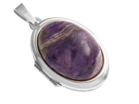 Charoit Cabochon in ovaler Form, eingefasst in Weißgold 585 Medaillon. Hersteller Juwelier Harnisch. Elegantes Schmuckstück mit lila schimmernden Farbspiel. Ideal für besondere Anlässe.