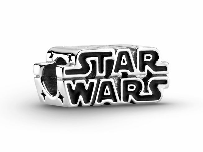 Ein silbernes Pandora Charm mit dem Schriftzug Star Wars in schwarzer Emaille, stilisiert und modern gestaltet, ideal für Star Wars Fans und Schmuckliebhaber.