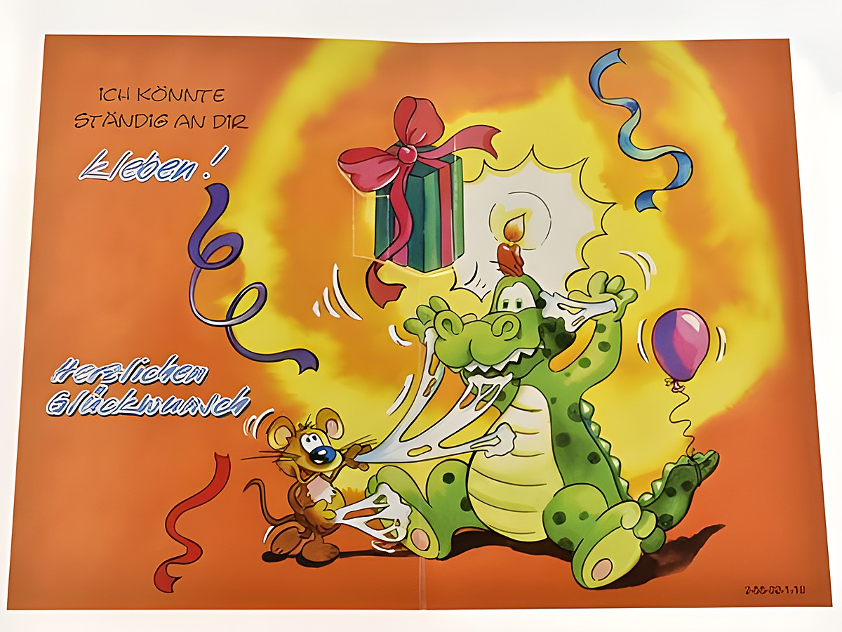 Eine lustige Geburtstagskarte zeigt einen Comic-Dino mit einem Geschenk und einem Luftballon, begleitet von einer kleinen Maus. Der Hintergrund ist orange, mit bunten Feierlichkeiten und dem Text "Herzlichen Glückwunsch". – Ansicht 2