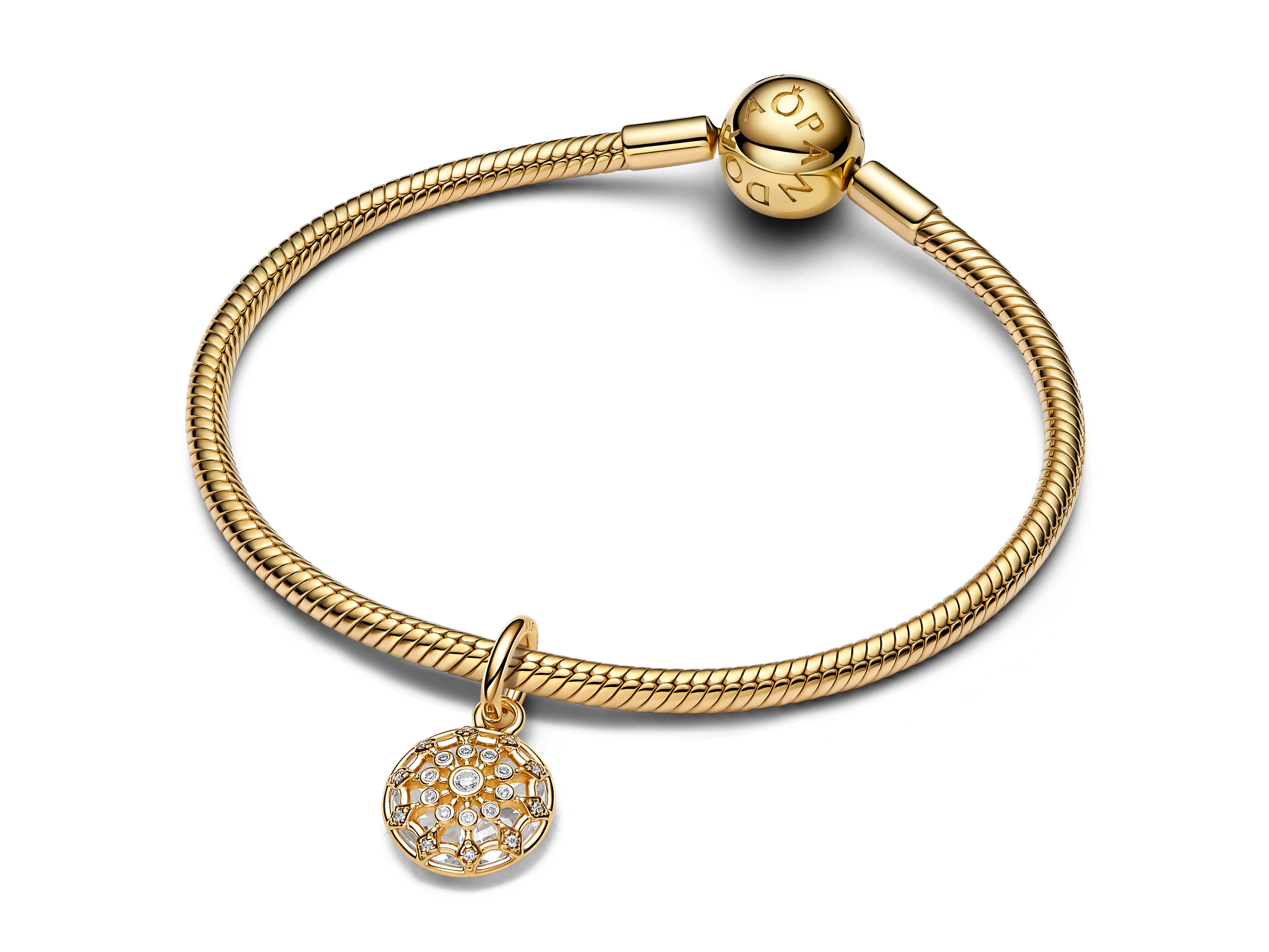 Der Pandora 763906C01 Galeries Lafayette Dome Charm ist aus hochwertigem gelbgold vergoldetem Material gefertigt und zeigt einen eleganten, funkelnden Anhänger an einem feinen Armband.
