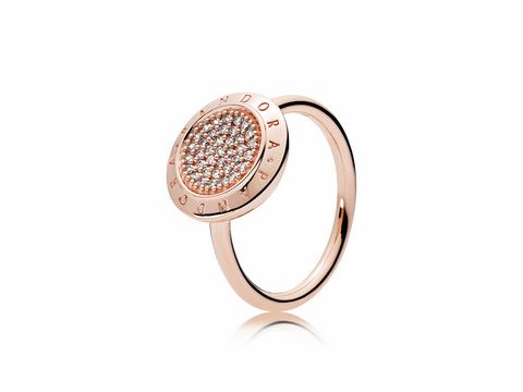 Ring aus PANDORA Rose in Größe 48 mit einem runden, glitzernden Element und eingraviertem PANDORA Logo, elegant und modern, ideal für jeden Anlass.