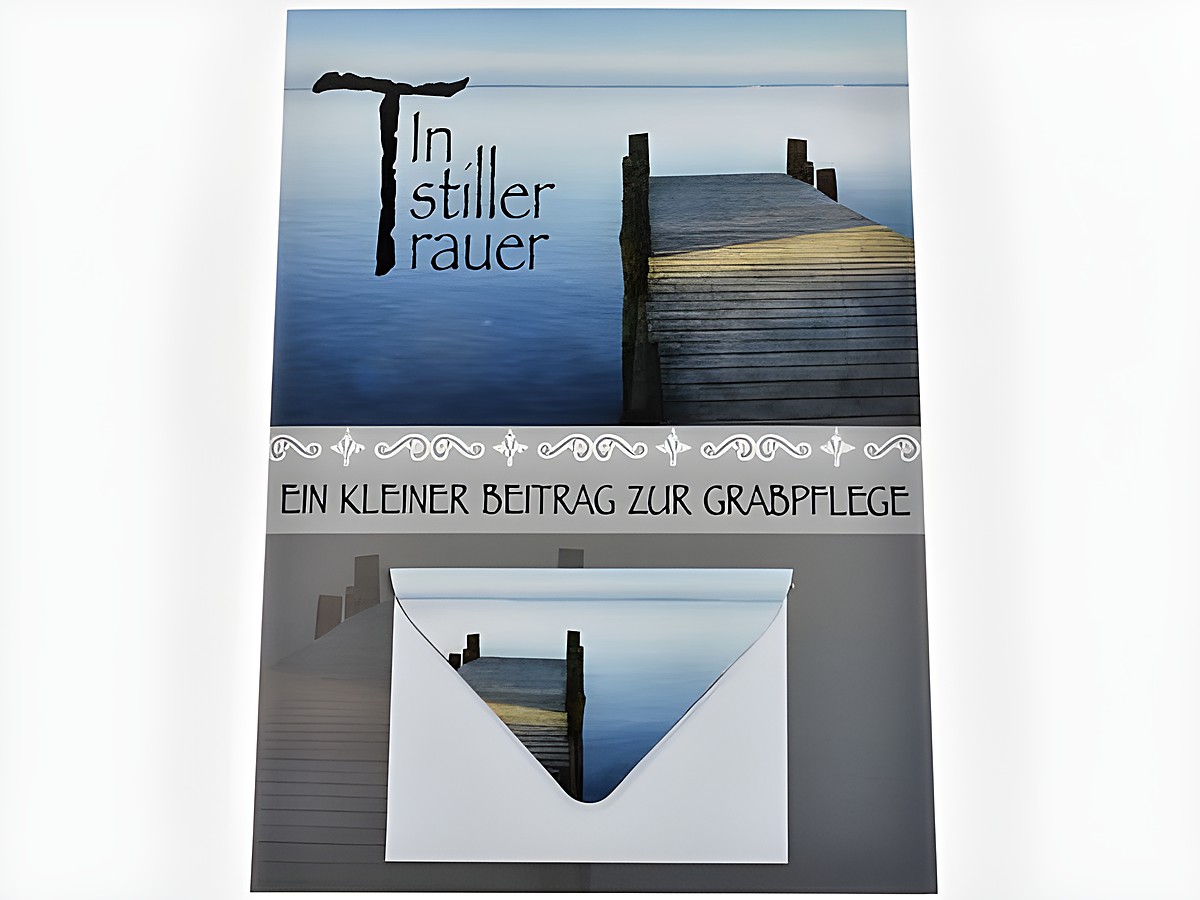 Karte mit Umschlag, bedruckt mit einem Steg am See und dem Text In stiller Trauer sowie einem Hinweis zu Grabpflege. Hersteller ist Juwelier Harnisch.