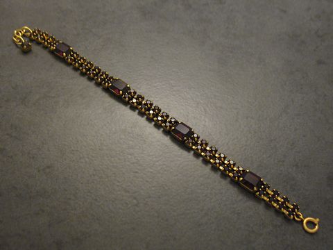 Strass Armband in dunkelrot mit goldfarbener Fassung, Länge 19-22 cm, traumhaftes Design, Hersteller Juwelier Harnisch, ideal für elegante Anlässe.