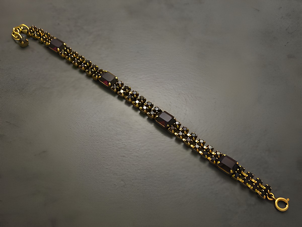 Strass Armband in dunkelrot mit goldfarbener Fassung, Länge 19-22 cm, traumhaftes Design, Hersteller Juwelier Harnisch, ideal für elegante Anlässe. – Ansicht 2