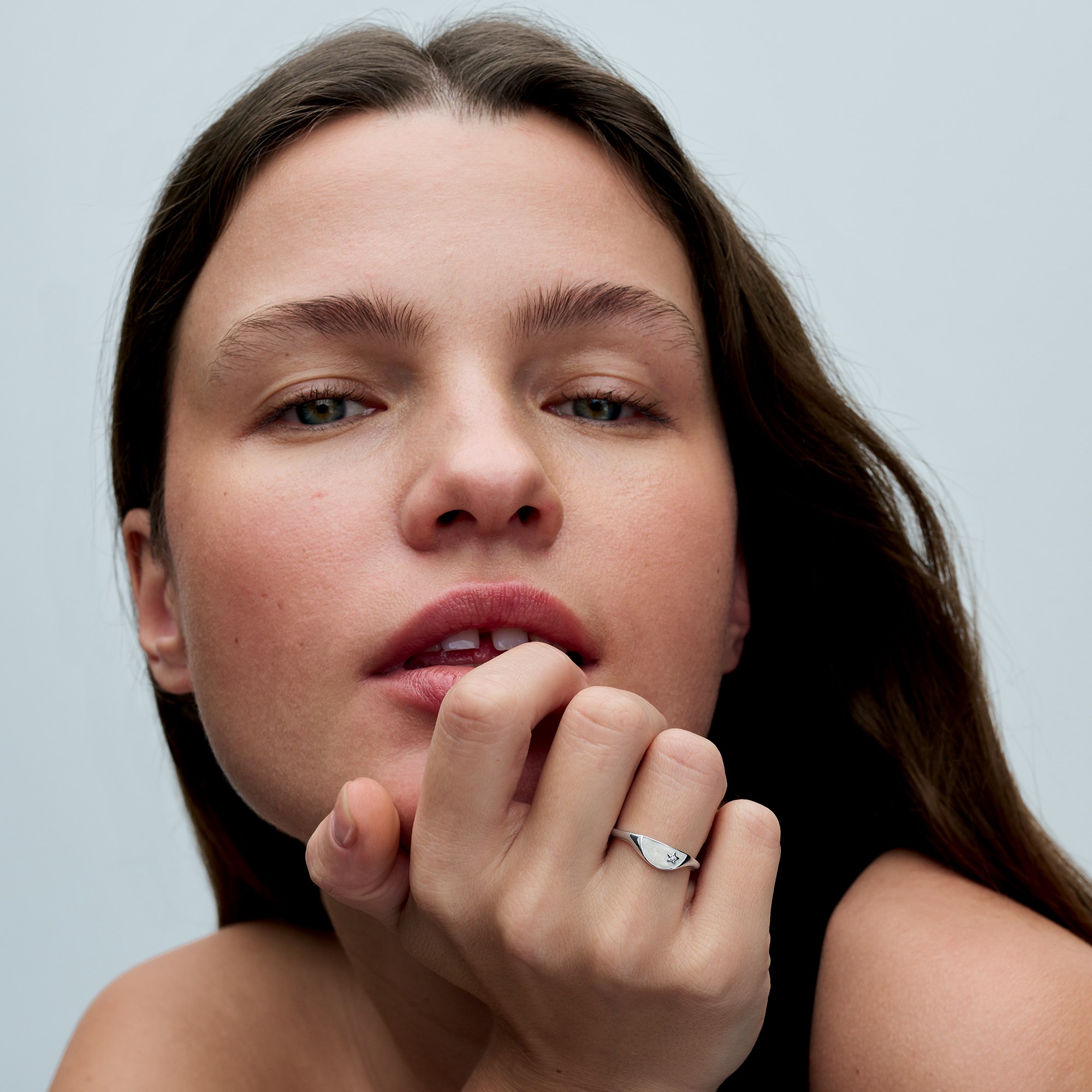 Pandora ME halbierter Emaille Siegelring - Sterling Silber - Zirkonia + Emaille Weiß – Ansicht 4