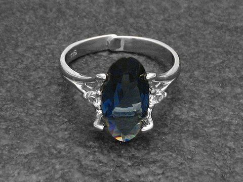 Silberring mit verstellbarem Band, ovalem Zirkonia-Stein in blauen und grünlichen Farbtönen, rhodiniert, von Juwelier Harnisch, ideal für besondere Anlässe.