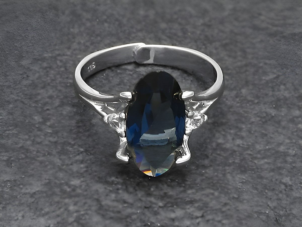 Silberring mit verstellbarem Band, ovalem Zirkonia-Stein in blauen und grünlichen Farbtönen, rhodiniert, von Juwelier Harnisch, ideal für besondere Anlässe.