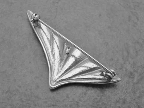 Silber Brosche teilvergoldet entzückend Zirkonia bicolor, Hersteller Juwelier Harnisch Broschen, zeigt ein elegantes, geschwungenes Design mit feinen Details und einem glänzenden Finish.