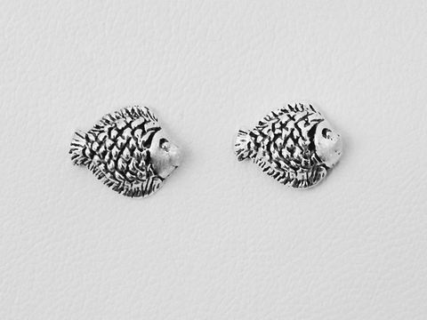 Fisch Ohrstecker aus Silber ohne Stein, Hersteller Juwelier Harnisch, liebevoll gestaltet mit feinen Details. Ideal für einen verspielten, maritimen Look.