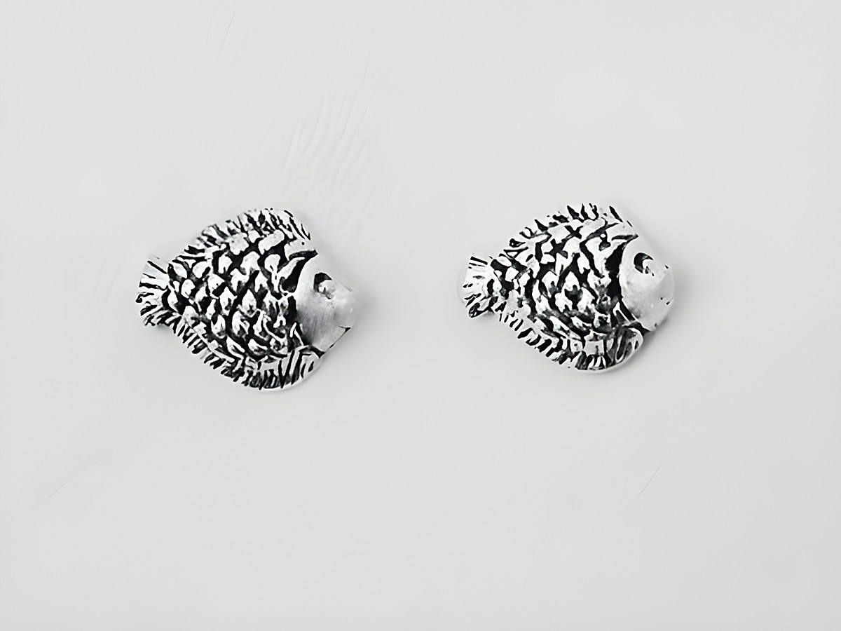 Fisch Ohrstecker aus Silber ohne Stein, Hersteller Juwelier Harnisch, liebevoll gestaltet mit feinen Details. Ideal für einen verspielten, maritimen Look.