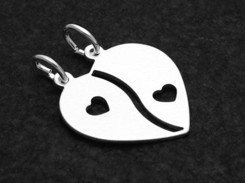 Ein hochwertiger Partnerherz Anhänger aus Sterling Silber mit zwei kleinen Herzen und einer geschwungenen Linie, hergestellt von Juwelier Harnisch, ideal für Paare.