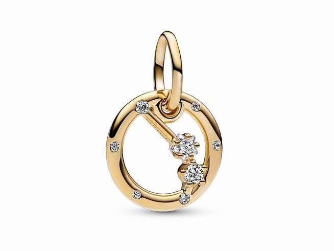 Charm-Anhänger aus vergoldetem Metall im Design des Sternzeichens Widder, verziert mit zirkonischen Steinen, strahlt Eleganz und Stil aus. Ideal für persönliche oder geschenkte Schmuckstücke.