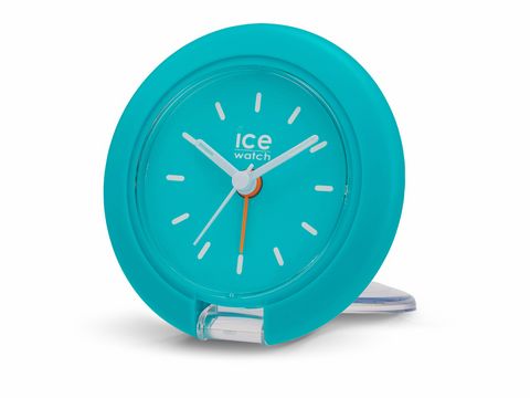Reisewecker von Ice-Watch in Türkis mit einem Durchmesser von 7,5 cm. Das Ziffernblatt zeigt weiße Stunden- und Minutenziffern sowie einen orangefarbenen Sekundenzeiger.