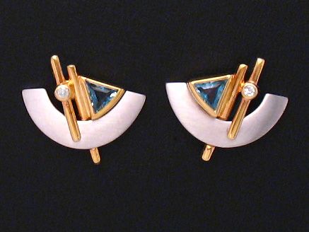 Gold Ohrringe individuell in bicolor mit Edeltopas und Diamant, hergestellt von Juwelier Harnisch. Elegantes Design mit brillanten Akzenten. Ein stilvolles Schmuckstück für besondere Anlässe.