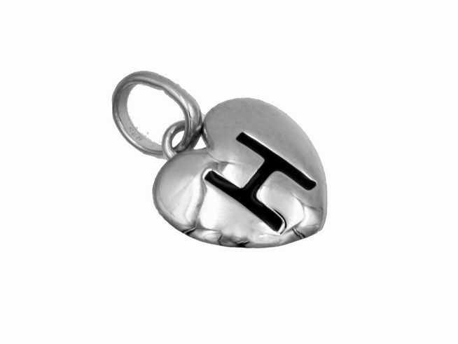 Herzanhänger mit dem Buchstaben H aus 925 Sterling Silber, poliert und rhodiniert, glänzende Oberfläche, hergestellt von Juwelier Harnisch.