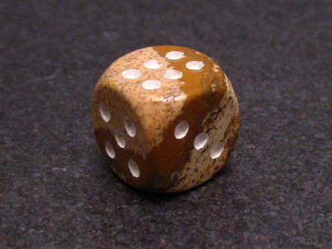 69409-0 Steinwürfel ACHAT in Braun als Glücksbringer, gefertigt von Juwelier Harnisch. Der Würfel zeigt eine natürliche Maserung und die klassischen Augenzahlen in heller Farbe.