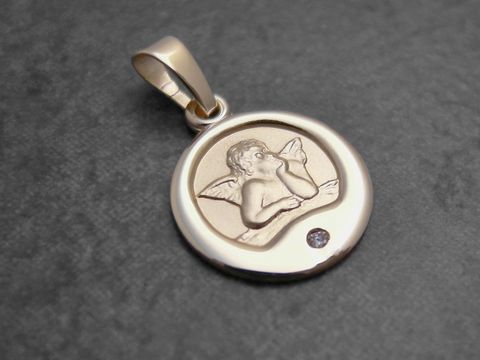 Ein träumerischer goldener Anhänger mit einem Engel-Motiv und einem Diamanten, gefertigt vom Juwelier Harnisch. Ideal für jeden, der glanzvolle Schmuckstücke schätzt.