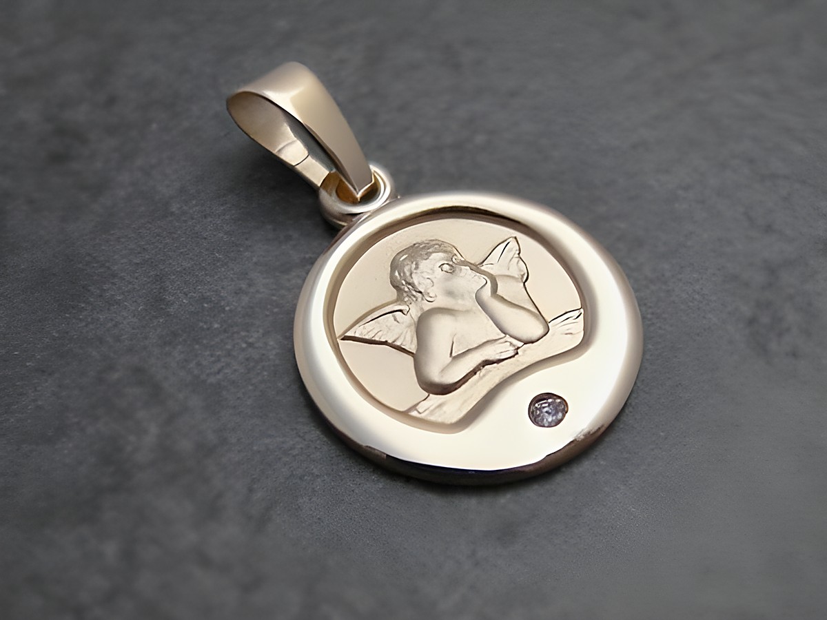 Ein träumerischer goldener Anhänger mit einem Engel-Motiv und einem Diamanten, gefertigt vom Juwelier Harnisch. Ideal für jeden, der glanzvolle Schmuckstücke schätzt.