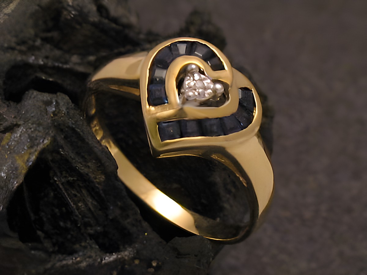 Goldring in Herzform aus Gold 375 mit Diamant und Saphir, Größe 52, Hersteller Juwelier Harnisch, bis Größe 52/17.