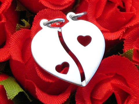 Herz Partneranhänger aus Silber, in zwei Hälften mit kleinen Herzen, symbolisiert Freundschaft und Verbundenheit. Perfekt als Geschenk von Juwelier Harnisch für Partner.