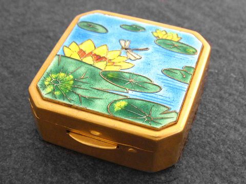 Multifunktionale Dose mit Seerosen-Motiv, Hersteller Juwelier Harnisch, ohne Stein, verziert mit bunten Blumen und Libellen auf blauem Hintergrund. Ideal als Schmuckdose oder Aufbewahrung.