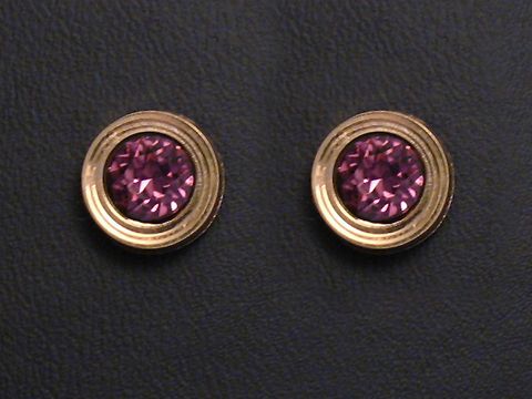 Lila facettierte Ohrringe aus Gold mit ovalem Design und glitzernden Steinen vom Juwelier Harnisch, ideal für elegante Anlässe und vielseitige Kombinationen.