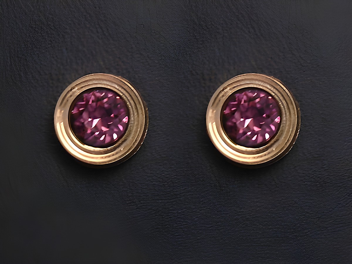 Lila facettierte Ohrringe aus Gold mit ovalem Design und glitzernden Steinen vom Juwelier Harnisch, ideal für elegante Anlässe und vielseitige Kombinationen.