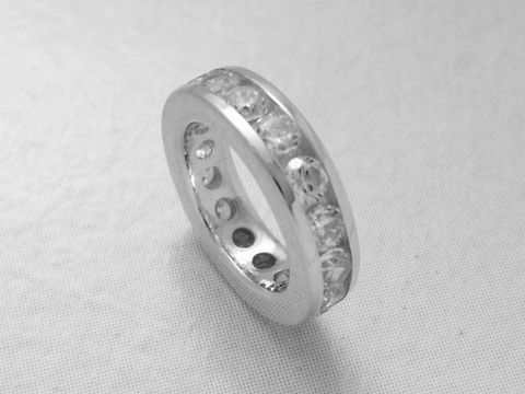 Memorie Sterling Silber Taufring mit Zirkonia, glänzende Oberfläche und eingelegte Zirkonia-Steine, Hersteller Juwelier Harnisch, elegantes Schmuckstück aus Memorie Silber.