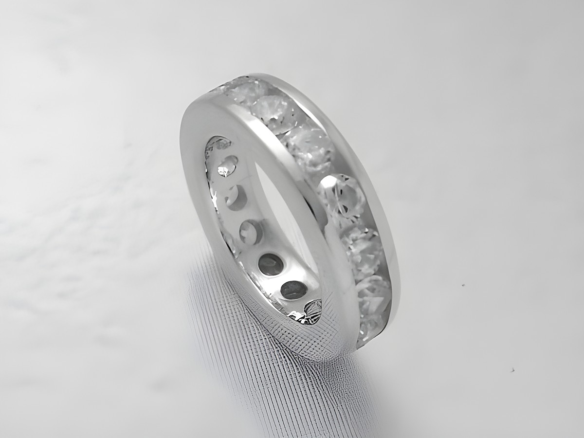 Memorie Sterling Silber Taufring mit Zirkonia, glänzende Oberfläche und eingelegte Zirkonia-Steine, Hersteller Juwelier Harnisch, elegantes Schmuckstück aus Memorie Silber.