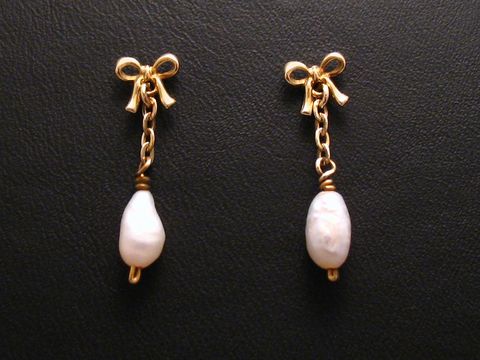 Ohrringe aus Zuchtperlen und goldenen Ohrsteckern, Hersteller Juwelier Harnisch, elegante Perlen Ohrringe mit filigranen Details und einem klassischen Design.