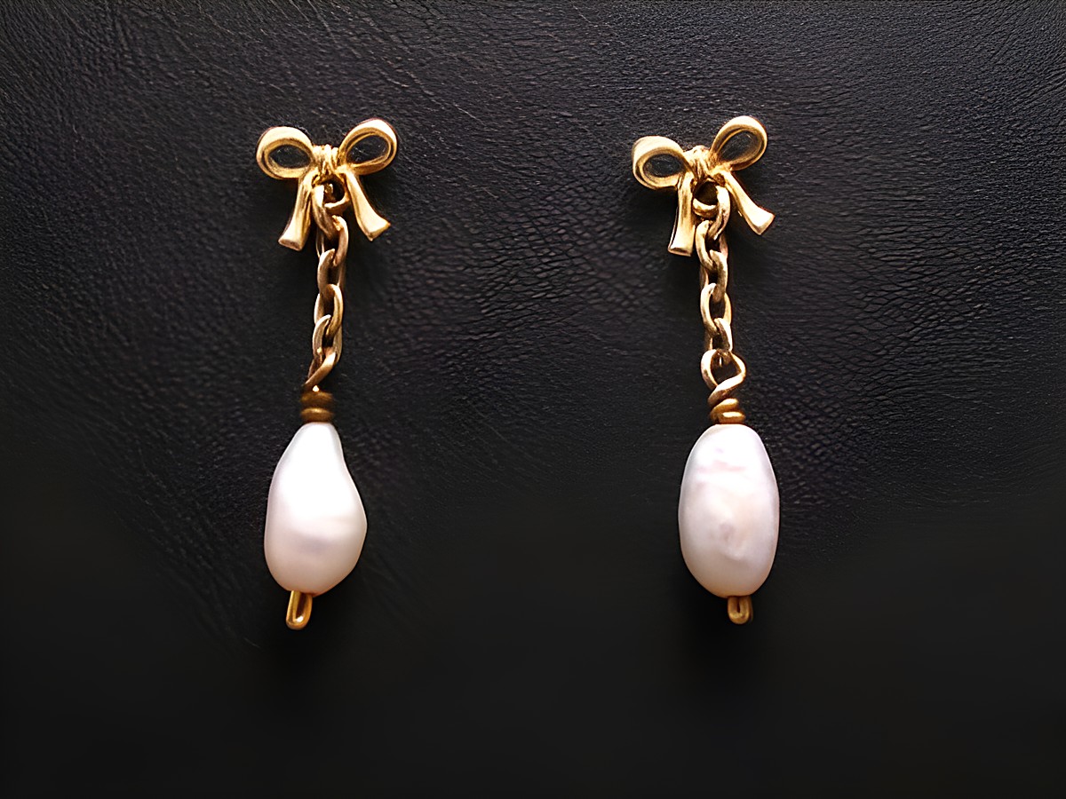 Ohrringe aus Zuchtperlen und goldenen Ohrsteckern, Hersteller Juwelier Harnisch, elegante Perlen Ohrringe mit filigranen Details und einem klassischen Design.